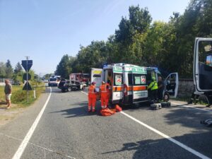 Frontale tra auto e camion sulla Direttissima, donna trasportata in ospedale in codice rosso