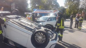 L’auto si ribalta dopo lo scontro: per fortuna l’automobilista non è in pericolo di vita