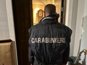 Sparatoria in corso Inghilterra tra due auto: i carabinieri cercano un’Audi verde in tutto il Torinese