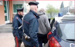 Inseguiti e bloccati, speronano volante dei carabinieri: due ventenni incensurati arrestati anche per il possesso di 6 grammi di hashish