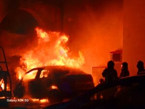 Bmw in fiamme parcheggiata in piazza Loreto, il proprietario: “Le hanno dato fuoco”