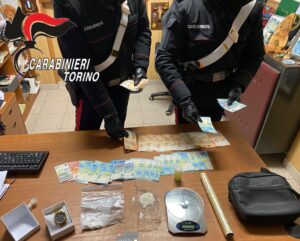 Mappano, non si ferma al posto di blocco: aveva con sé 18 dosi di cocaina e 1000 euro in contanti