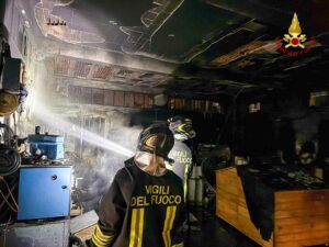 Incendio garage a Leini: i vigili del fuoco smentiscono problematiche con l’approvvigionamento dell’acqua per spegnerlo