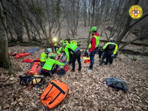 Donna salvata dopo oltre 24 ore al freddo nei boschi da due cacciatori