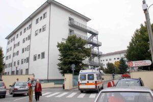 Tre giorni a digiuno ad attendere l’operazione su una barella al pronto soccorso di Ciriè: «non si trovavano gli esami»