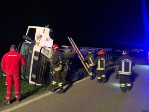 Tir fuori strada a San Maurizio, disagi al traffico